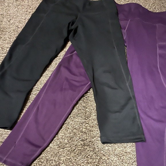 2 pair of leggings with pockets on sides. 2 different lengths. Size M - Picture 2 of 8
